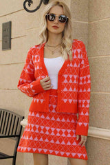 Set aus Cardigan mit geometrischem Muster und überschnittenen Schultern und Strickrock