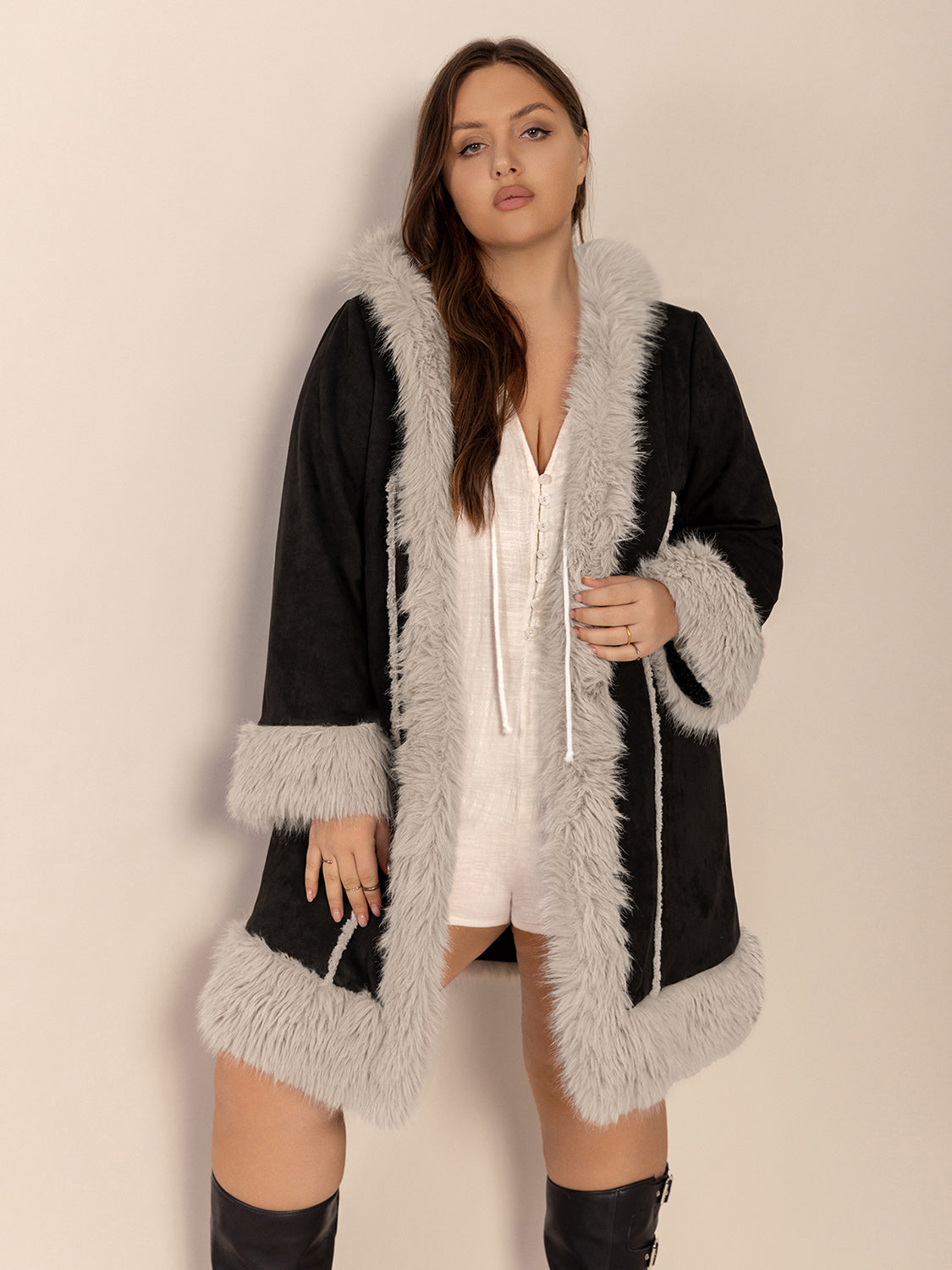 Plus Size Mantel mit flauschigem Besatz und offener Vorderseite, langen Ärmeln und Kapuze