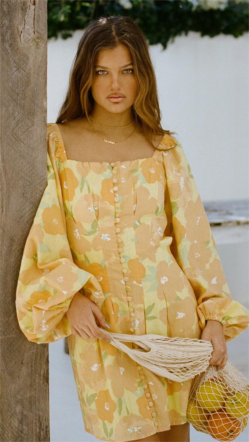 Oranges Minikleid mit Blumenmuster und langen Ärmeln