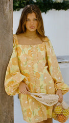 Oranges Minikleid mit Blumenmuster und langen Ärmeln