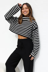 Schwarzes, gestreiftes, langärmliges Crop-Top aus Strick