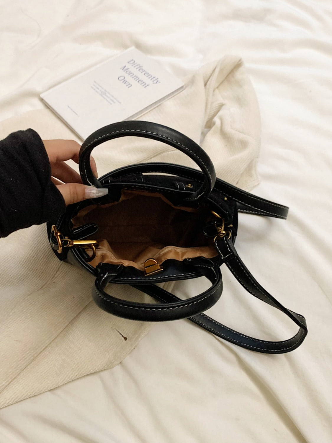 Doppelnutzen-Handtasche aus Wildleder mit verstellbarem Riemen