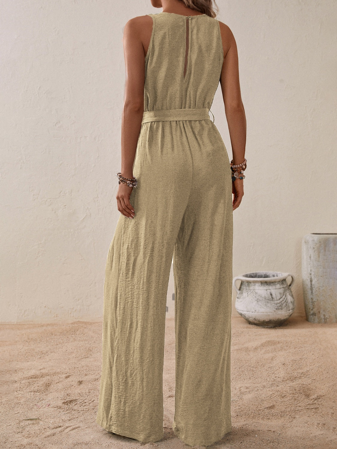 Ärmelloser Jumpsuit mit weitem Bein und gebundenem Chorhemd