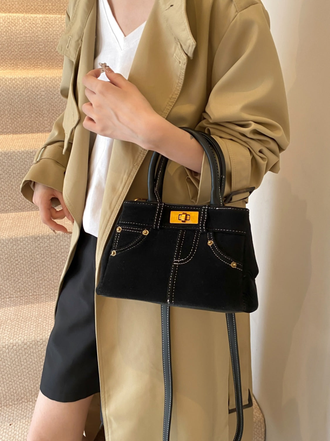 Doppelnutzen-Handtasche aus Wildleder mit verstellbarem Riemen