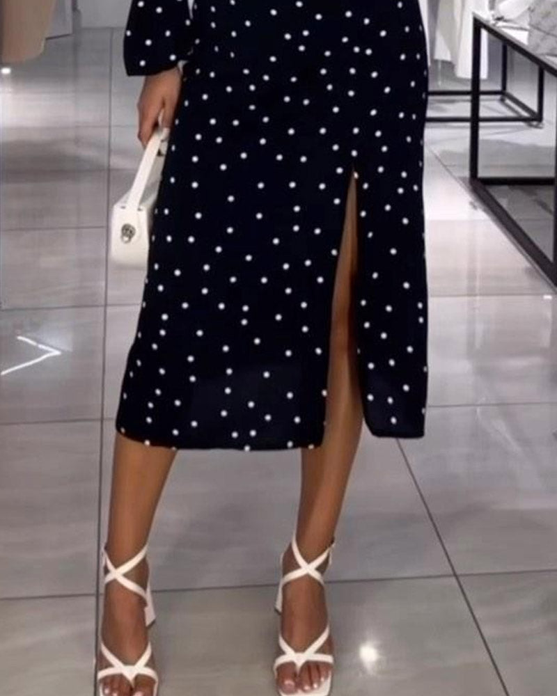 Zweiteiliges Set aus gepunktetem One-Shoulder-Trägertop mit V-Ausschnitt und Schlitzrock 