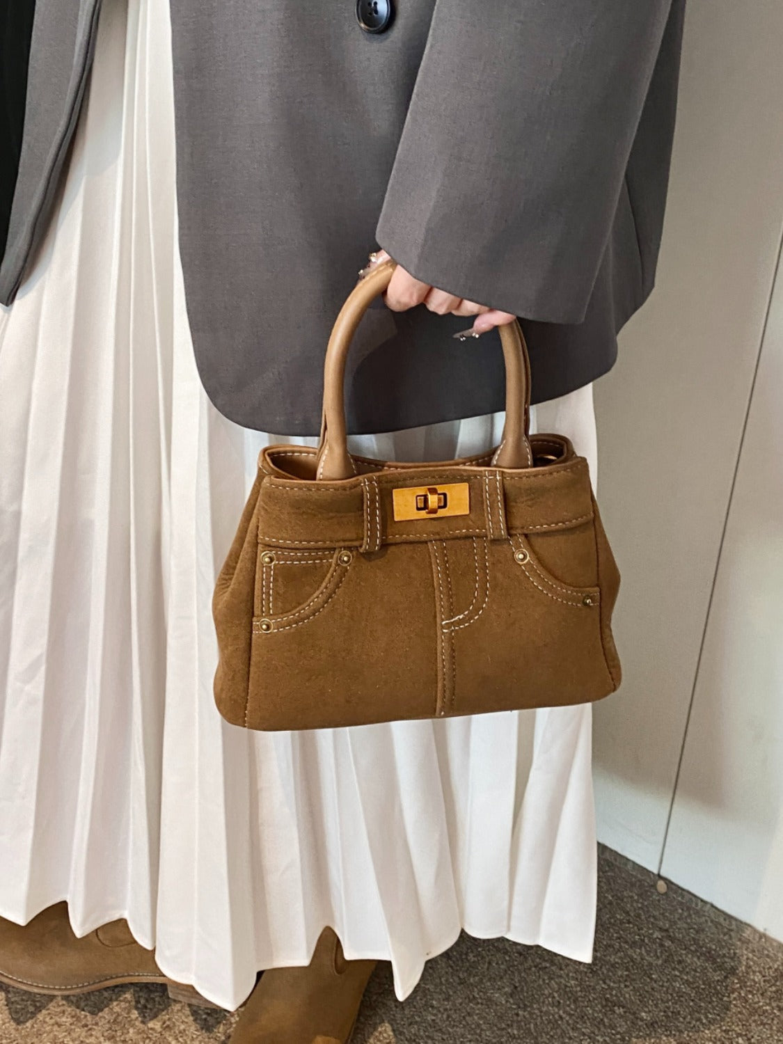 Doppelnutzen-Handtasche aus Wildleder mit verstellbarem Riemen