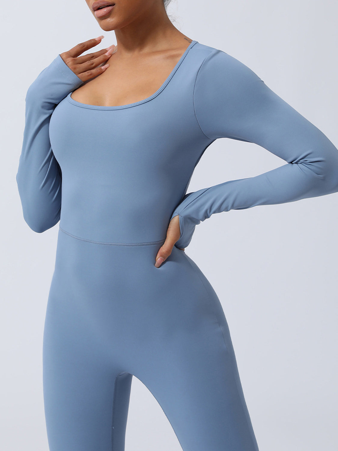 Verdrehter rückenfreier Langarm-Jumpsuit