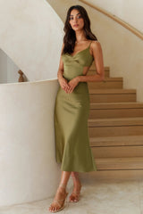 Olivgrünes Midikleid aus Satin