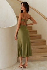 Olivgrünes Midikleid aus Satin