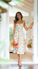 Orangefarbenes Midikleid mit Blumenmuster und Schulterschnürung