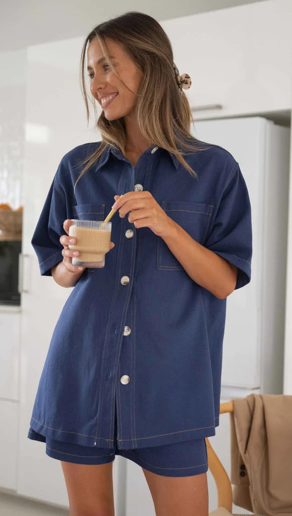 Blaues Denim-T-Shirt mit kurzen Ärmeln