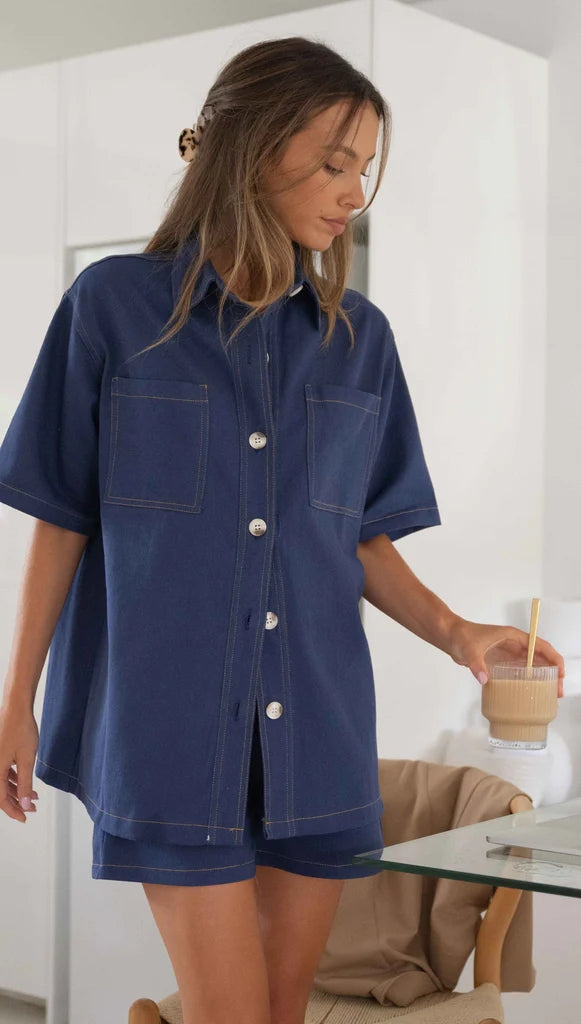 Blaues Denim-T-Shirt mit kurzen Ärmeln
