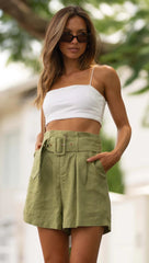 Olivgrüne Shorts mit Gürtel