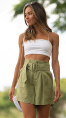 Olivgrüne Shorts mit Gürtel