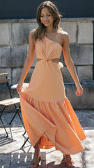 Orangefarbenes Midikleid mit Cut-Out-Taille