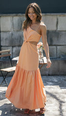 Orangefarbenes Midikleid mit Cut-Out-Taille
