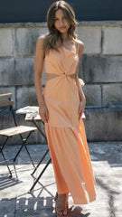 Orangefarbenes Midikleid mit Cut-Out-Taille