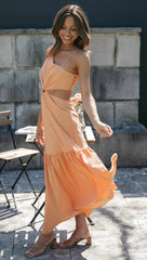 Orangefarbenes Midikleid mit Cut-Out-Taille