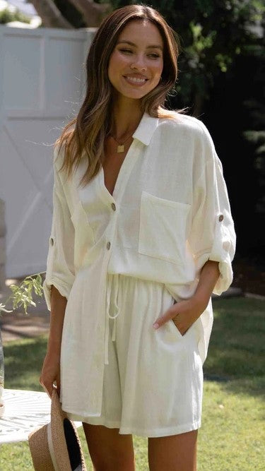 Weißes, einfarbiges Button-Down-Oberteil