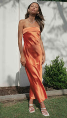 Orangefarbenes Bandeau-Midikleid aus Satin