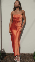 Orangefarbenes Bandeau-Midikleid aus Satin