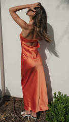 Orangefarbenes Bandeau-Midikleid aus Satin