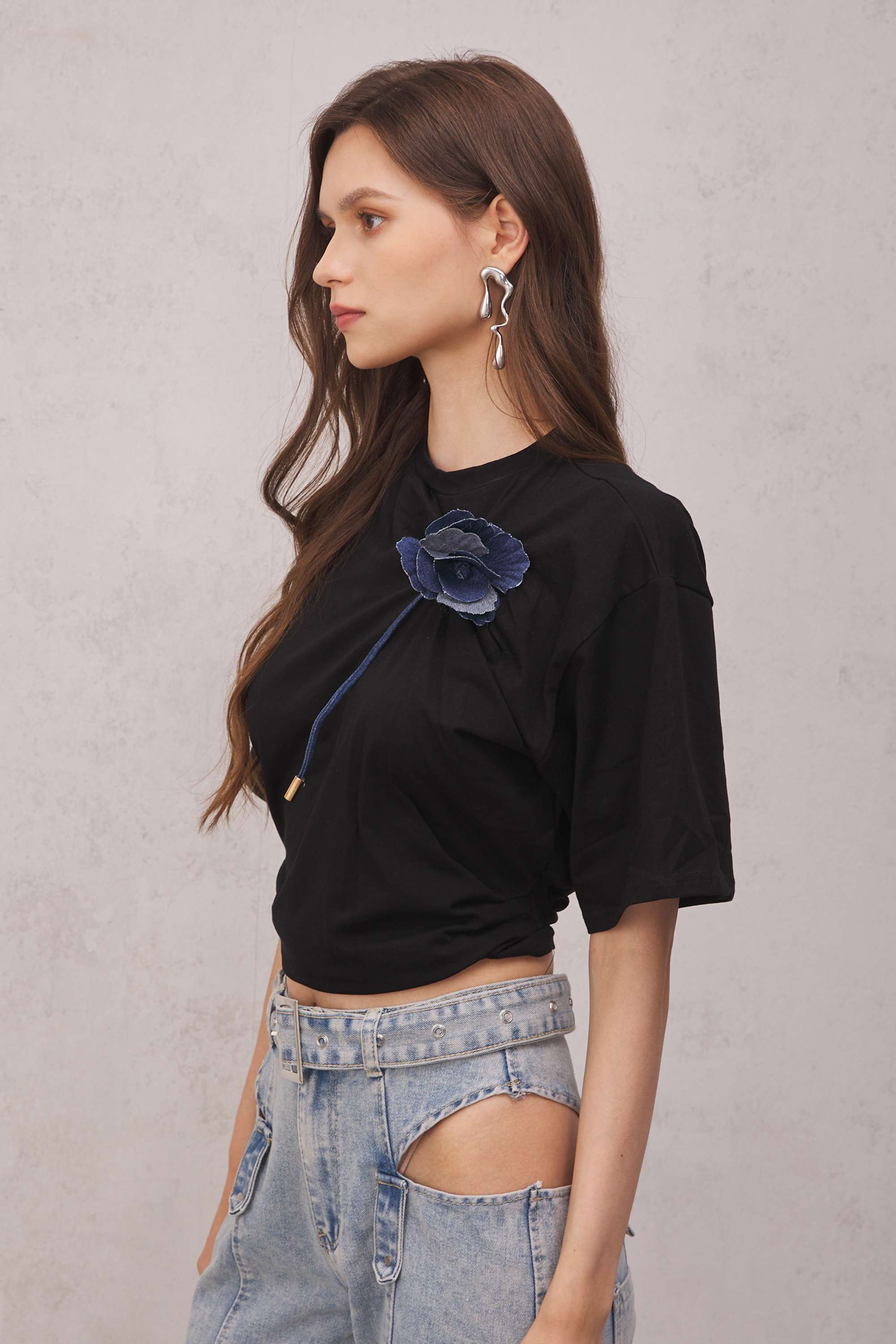 Emmalyn Ruched Flower T Shirt In Black