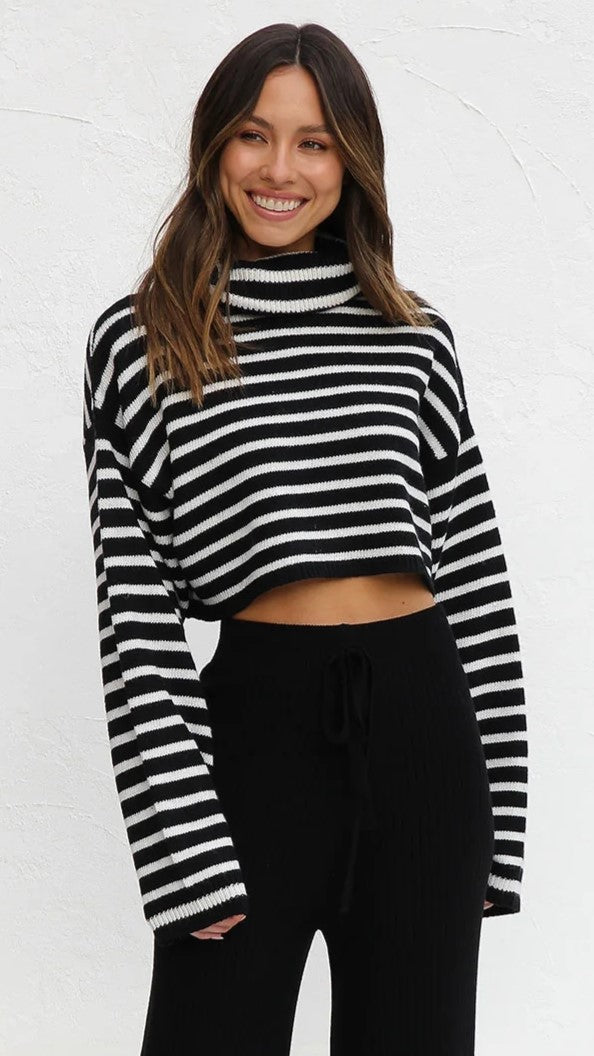 Schwarzes, gestreiftes, langärmliges Crop-Top aus Strick
