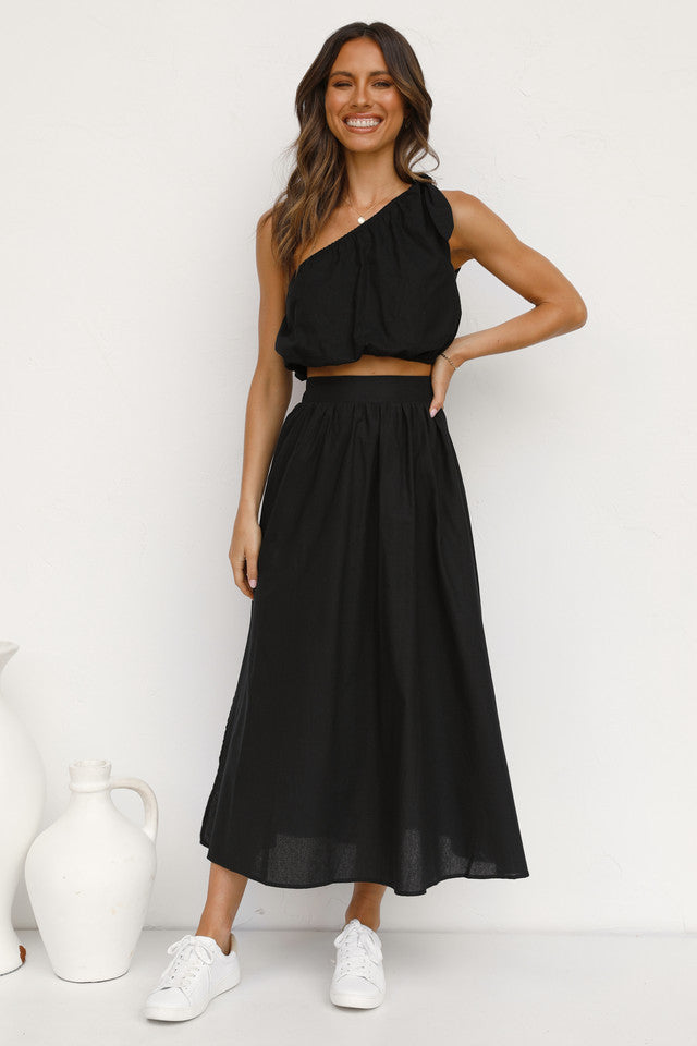 Schwarzes One-Shoulder-Top und Rock-Sets