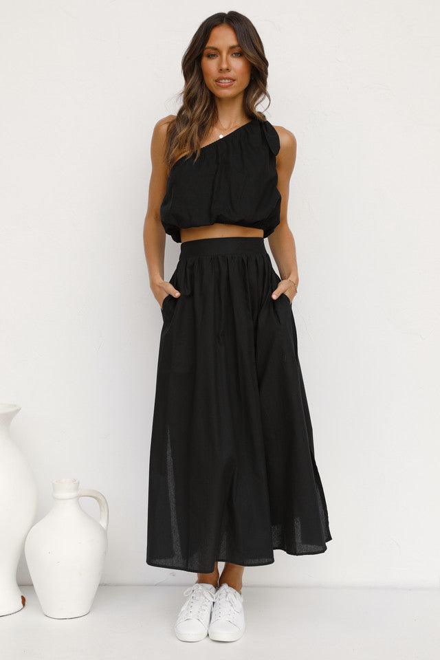 Schwarzes One-Shoulder-Top und Rock-Sets