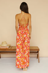 Oranges, rückenfreies Kleid mit Blumenmuster und hohem Schlitz