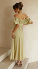 Olivgrünes schulterfreies Midikleid