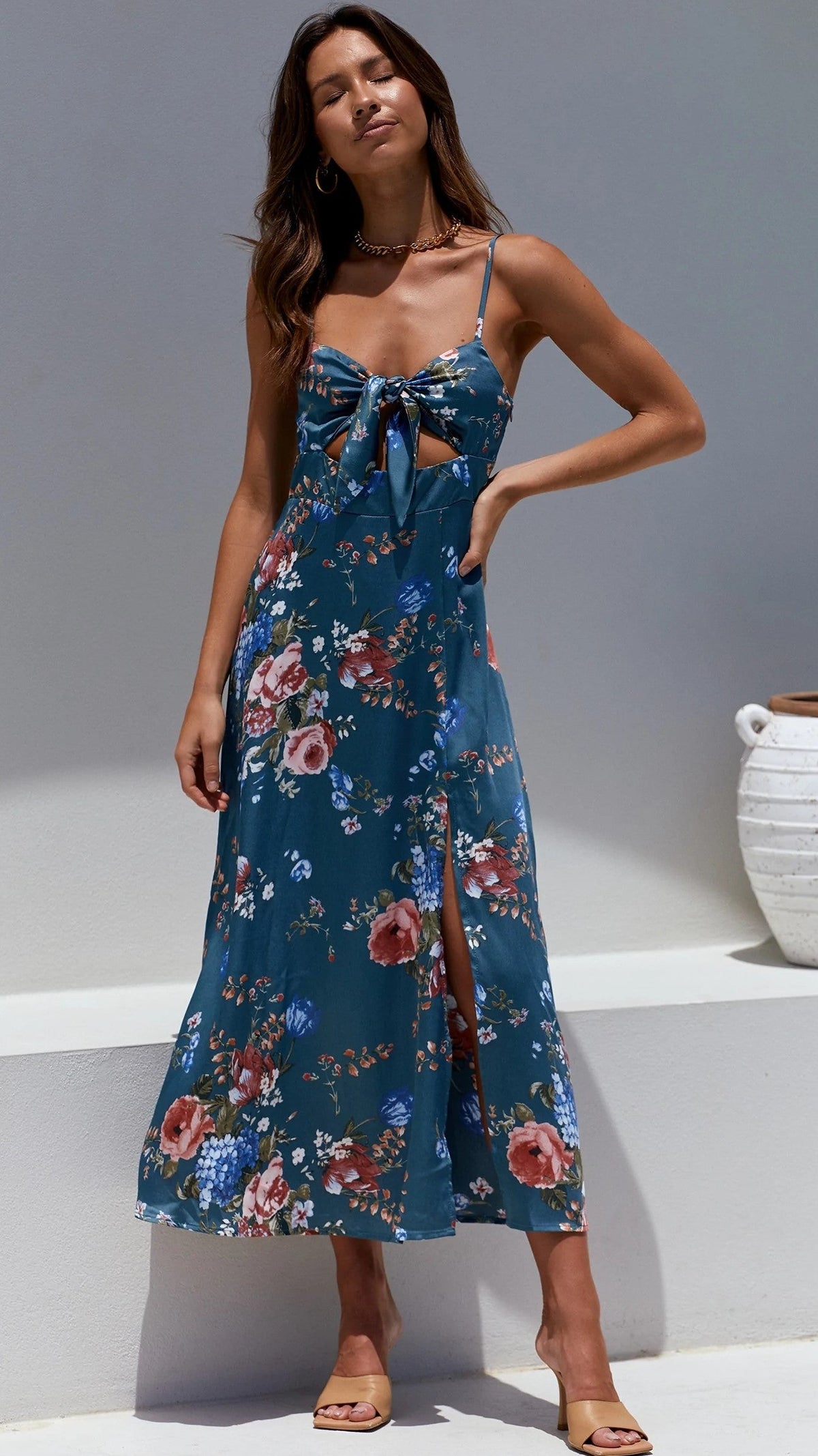 Marineblaues Midikleid mit Blumenmuster und Schleife