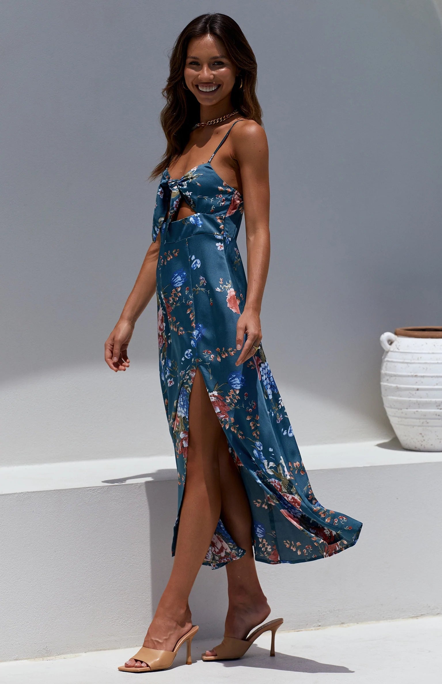 Marineblaues Midikleid mit Blumenmuster und Schleife