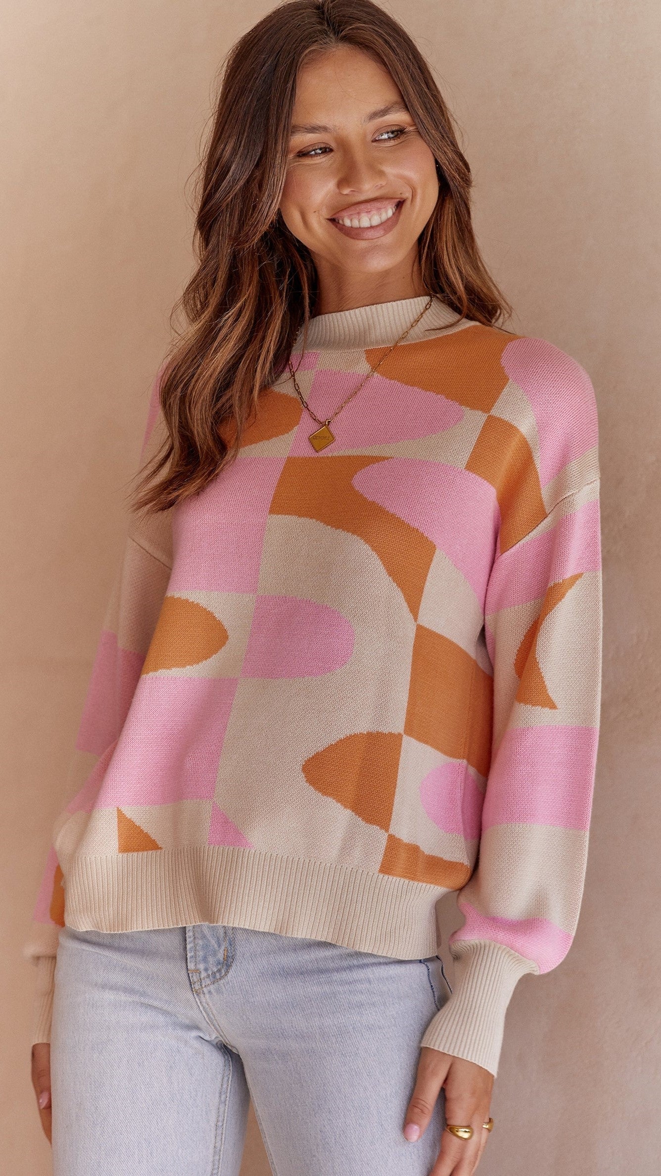 Rosafarbener Pullover mit Farbblock-Muster