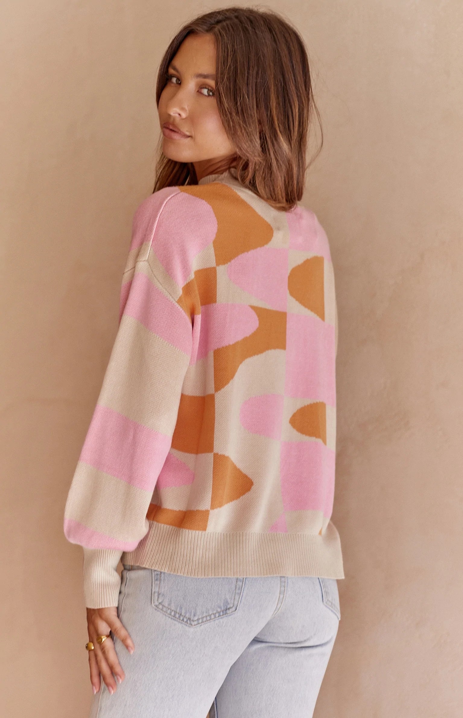 Rosafarbener Pullover mit Farbblock-Muster