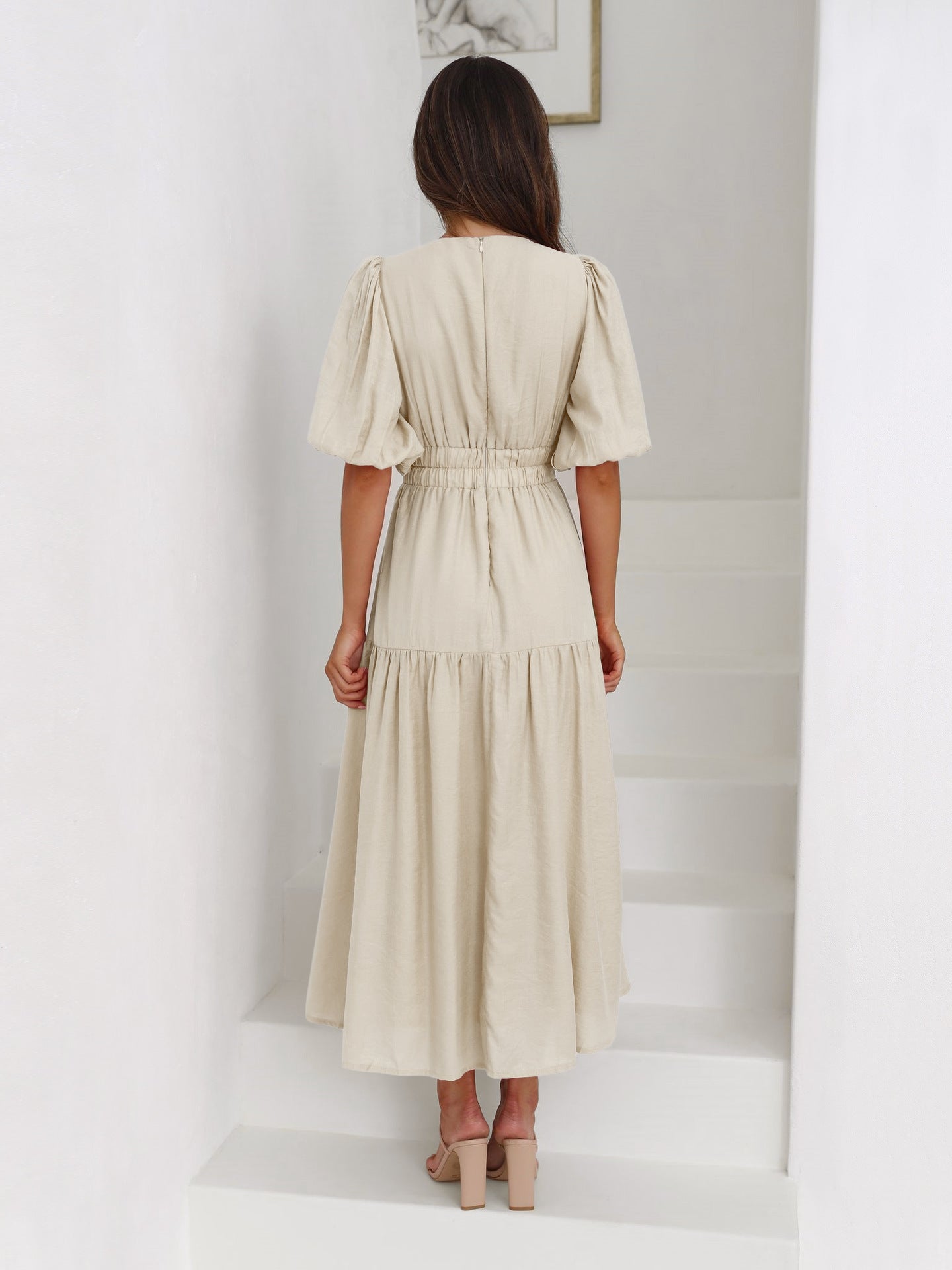 Beiges gestuftes Midikleid mit tiefem V-Ausschnitt