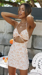 Orangefarbenes Neckholderkleid mit Blumenmuster und Cut-outs