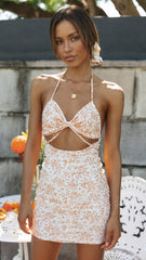 Orangefarbenes Neckholderkleid mit Blumenmuster und Cut-outs