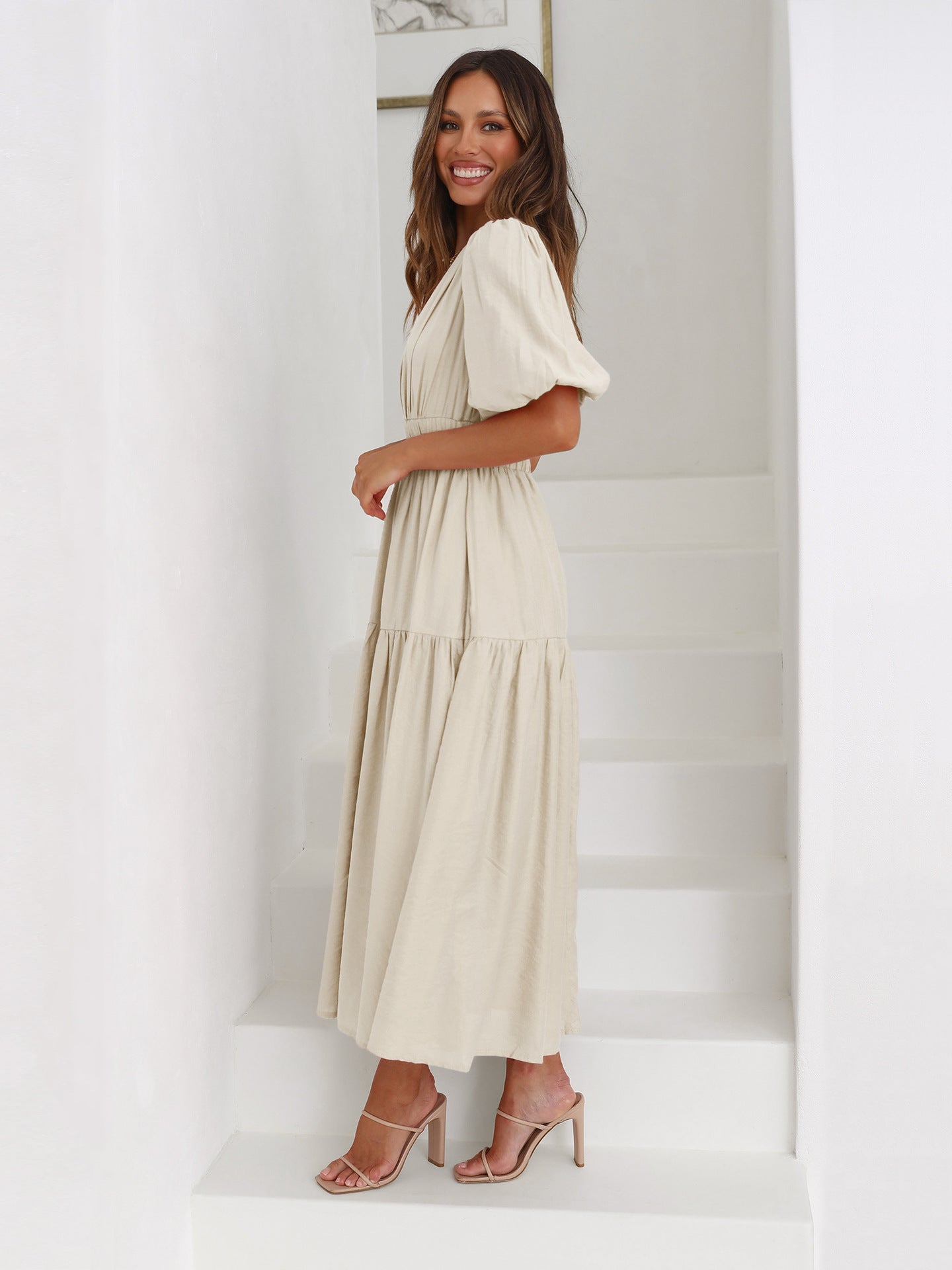 Beiges gestuftes Midikleid mit tiefem V-Ausschnitt