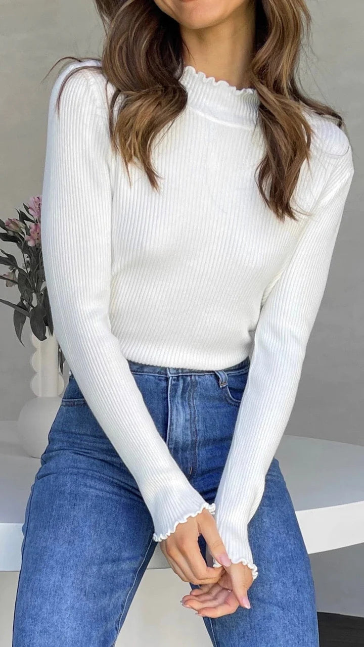 Weißer Rippstrickpullover mit hohem Kragen