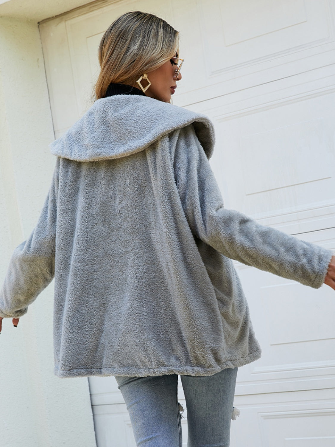 Glänzende, flauschige Button-Down-Jacke mit Kragen