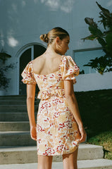 Orangefarbenes Minikleid mit Blumenmuster und Bindeband vorne