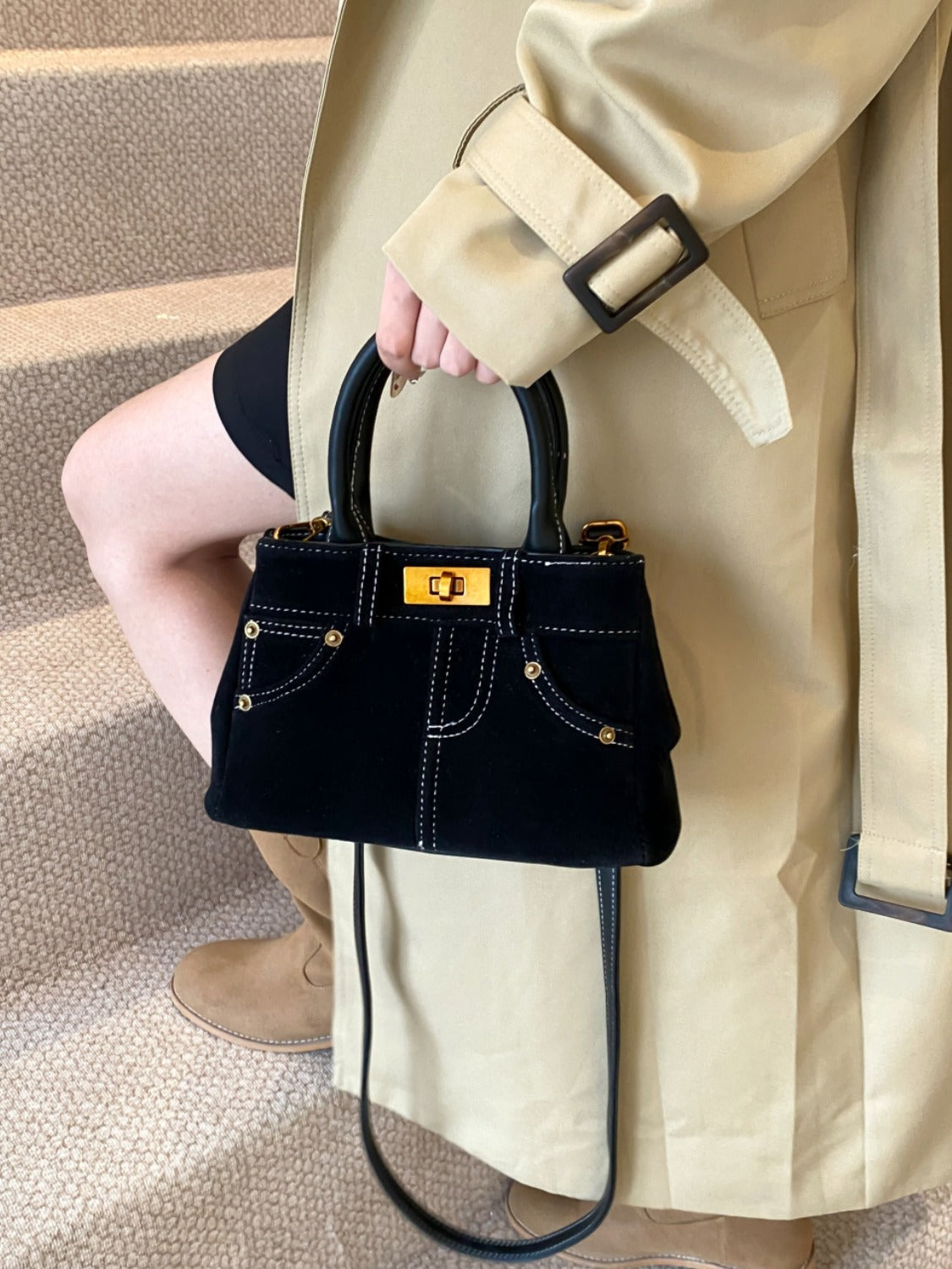 Doppelnutzen-Handtasche aus Wildleder mit verstellbarem Riemen