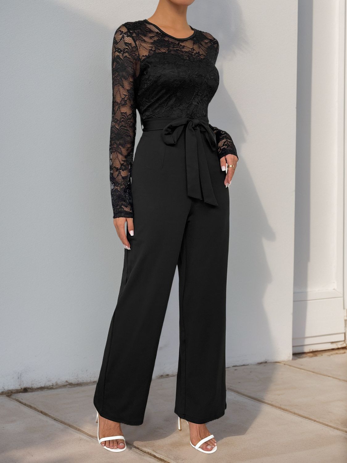 Perfee – Langärmliger Jumpsuit mit Rundhalsausschnitt und Spitze