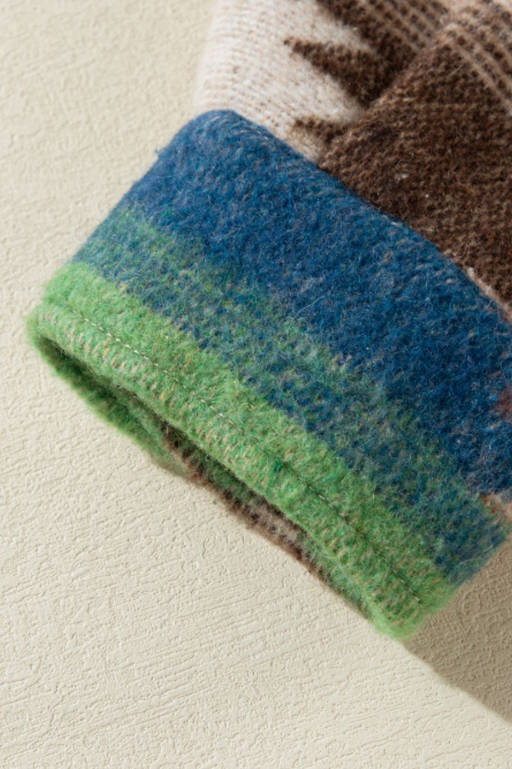 Geometrische, langärmlige Jacke mit Knöpfen