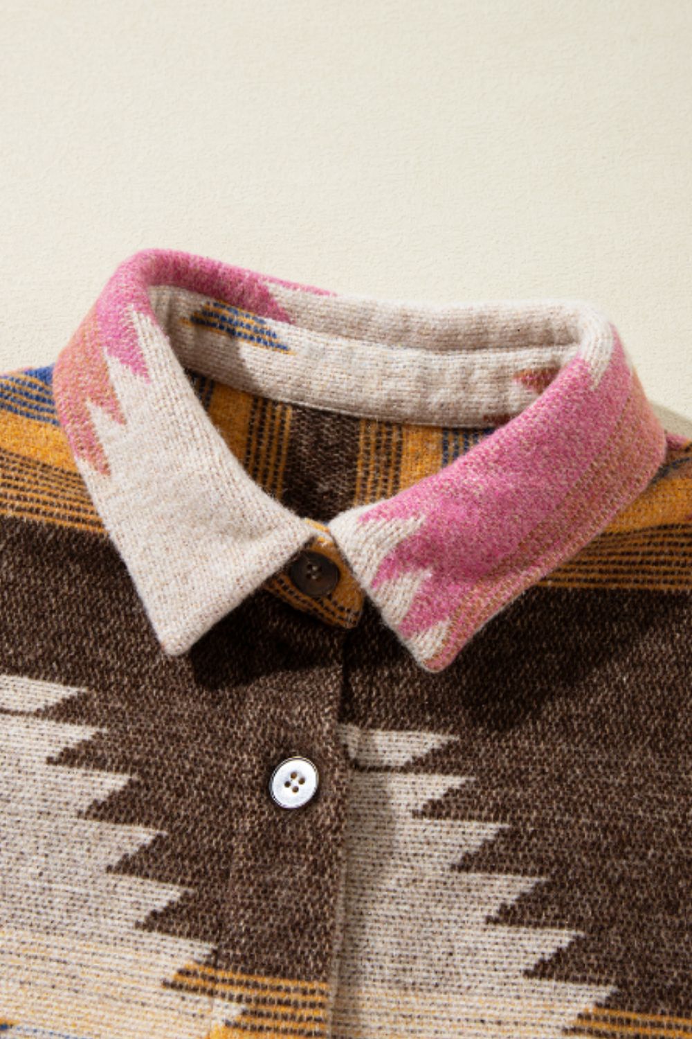 Geometrische, langärmlige Jacke mit Knöpfen