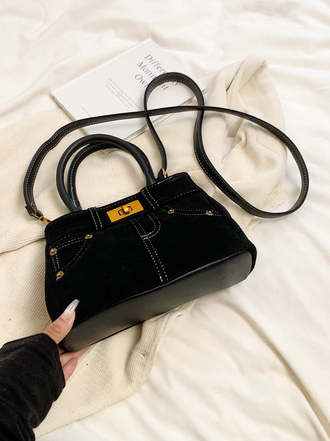 Doppelnutzen-Handtasche aus Wildleder mit verstellbarem Riemen