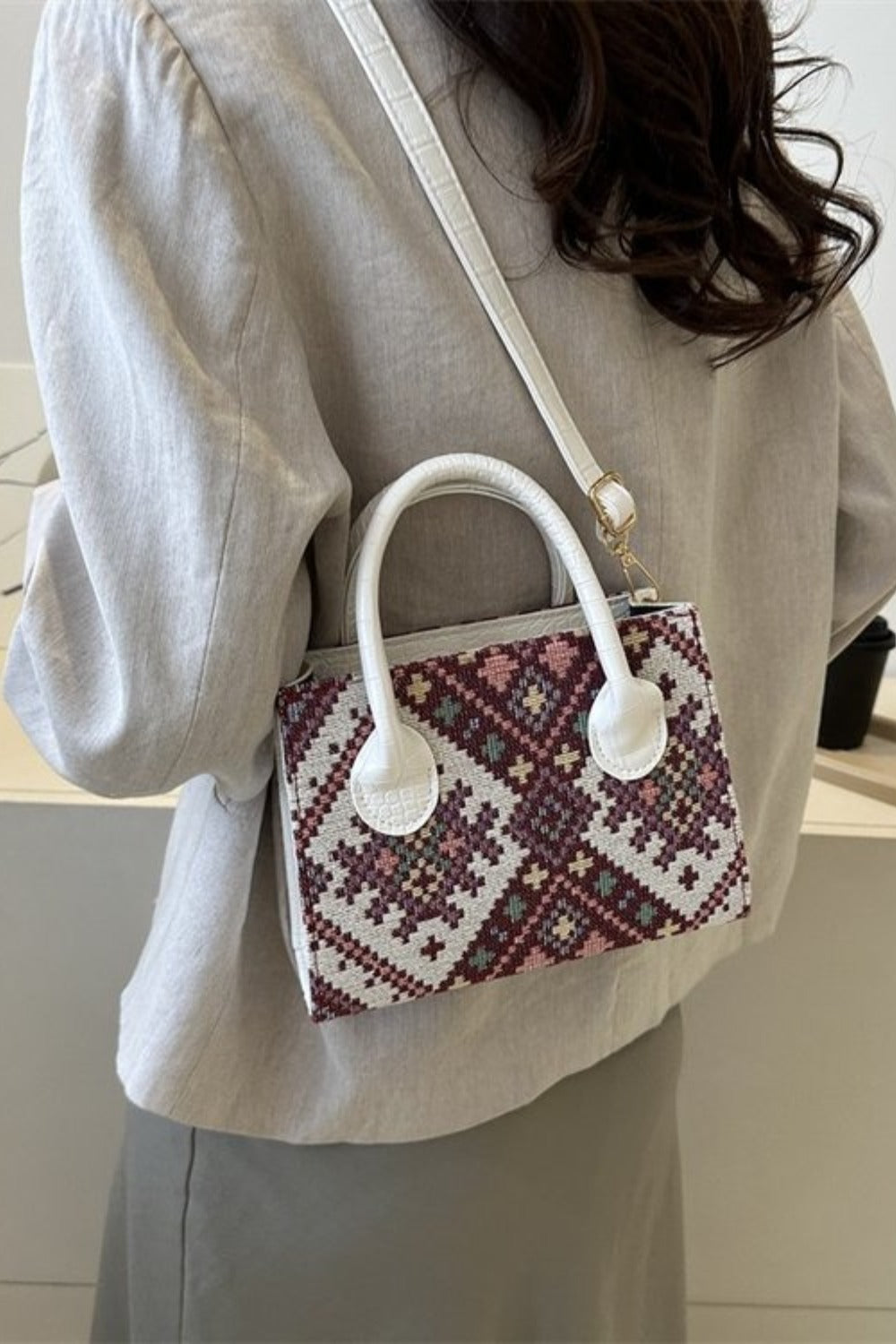Handtasche mit geometrischem PU-Lederriemen