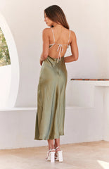 Olivgrünes ärmelloses Midikleid aus Satin